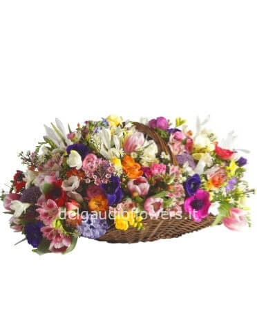 Cesto o ciotola con fiori primaverili.