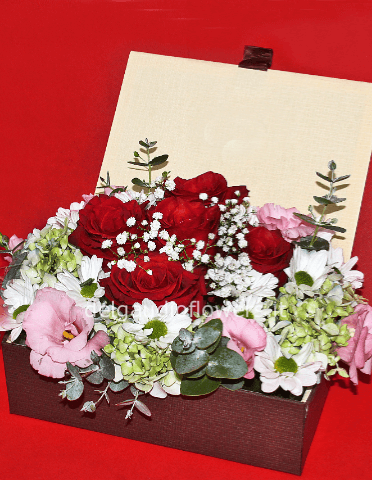 scatola con rose rosse e fiori misti