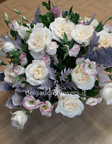 Composizione di fiori misti in ciotola di latta