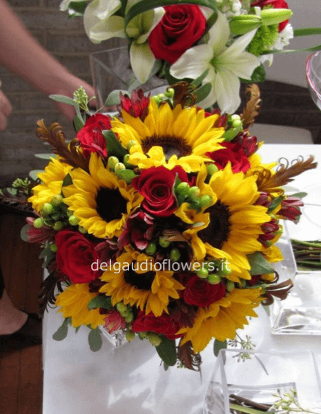 Composizione di fiori freschi per centrotavola. » Fiori a Napoli. Fiorista  consegna fiori e piante a domicilio a Napoli.