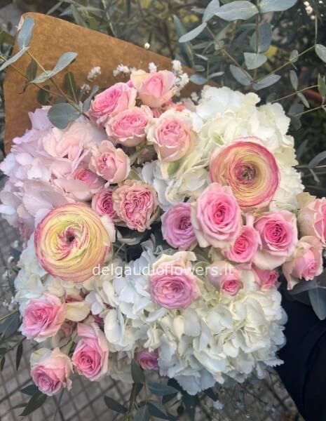 Bouquet ranuncoli e ortensie